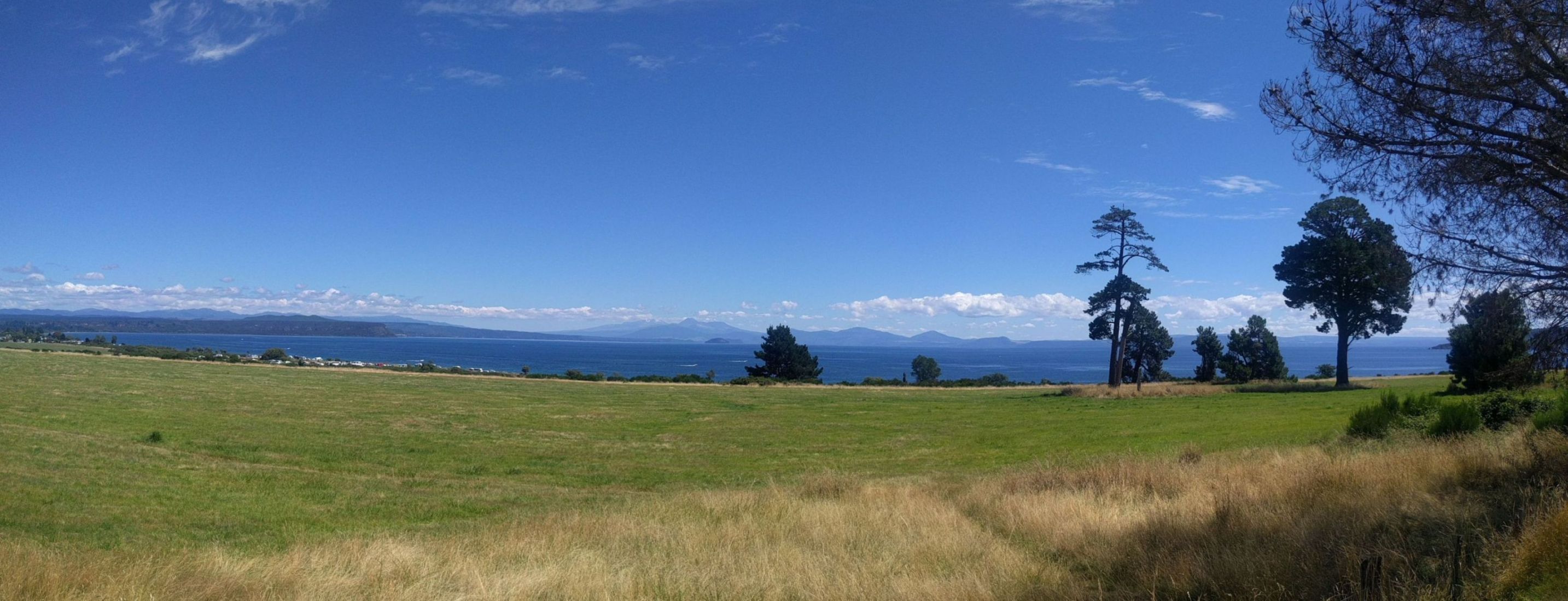 Výhľad pri Taupo na 3 vrchy Tongariro národný park zo severu